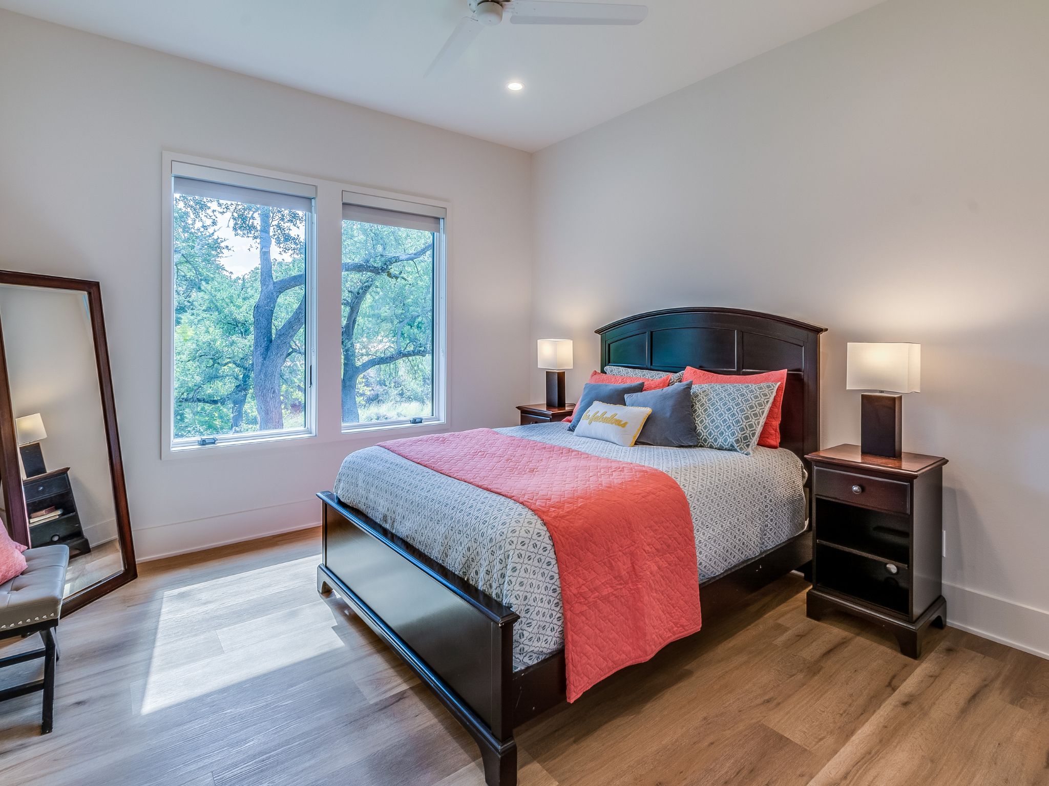 Bright 2 Bedroom Near First Street & Media District